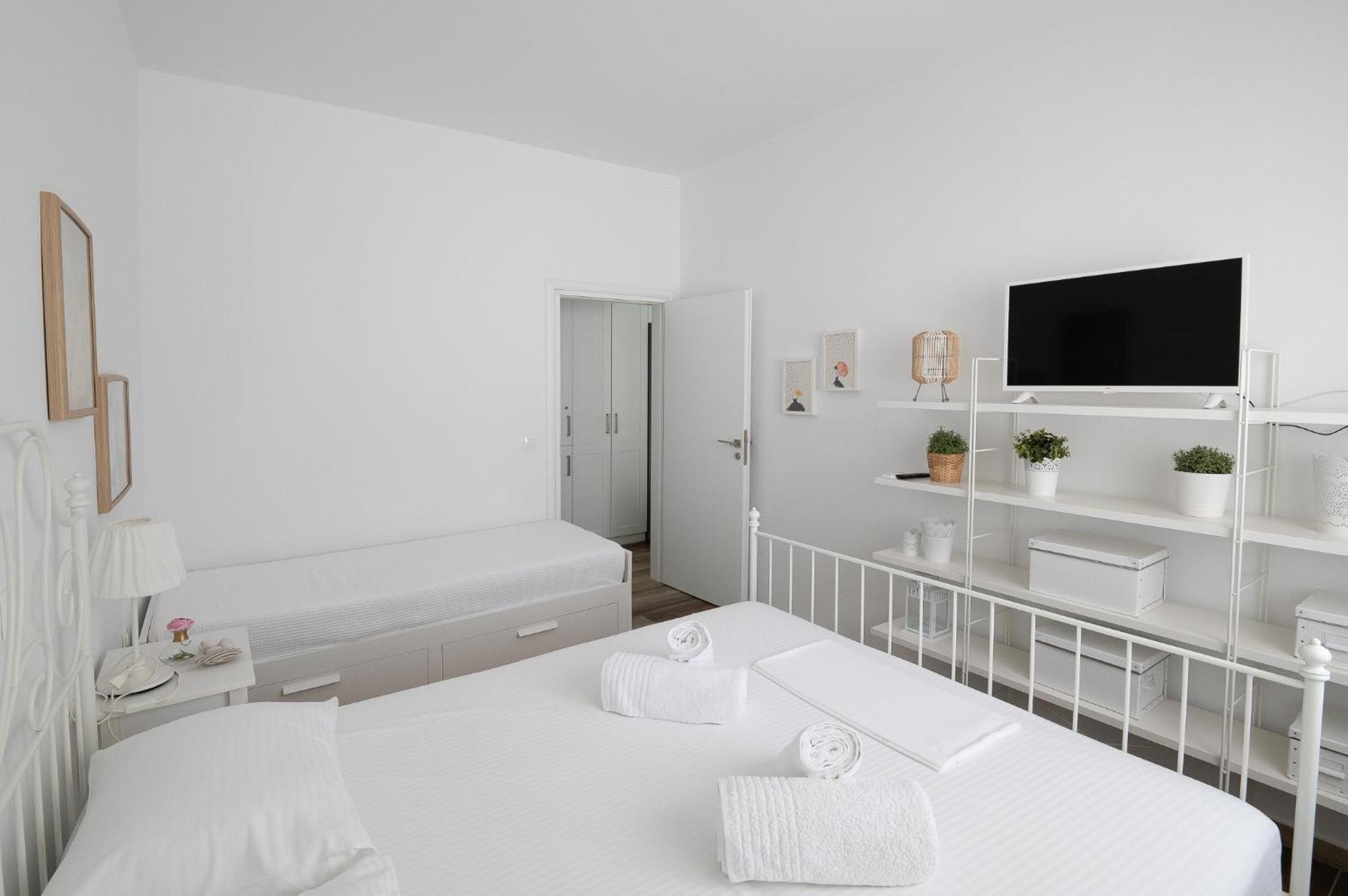 Pouletis Family Apartments - Akroyali Seaview Getaways Kalamata Ngoại thất bức ảnh